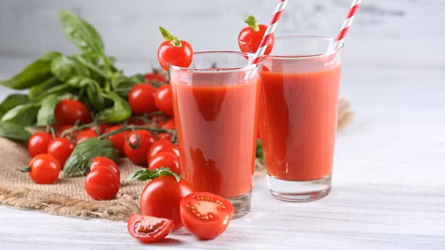 Nước ép cà chua giúp làn da sáng khoẻ, ngăn ngừa tổn thương tế bào da.