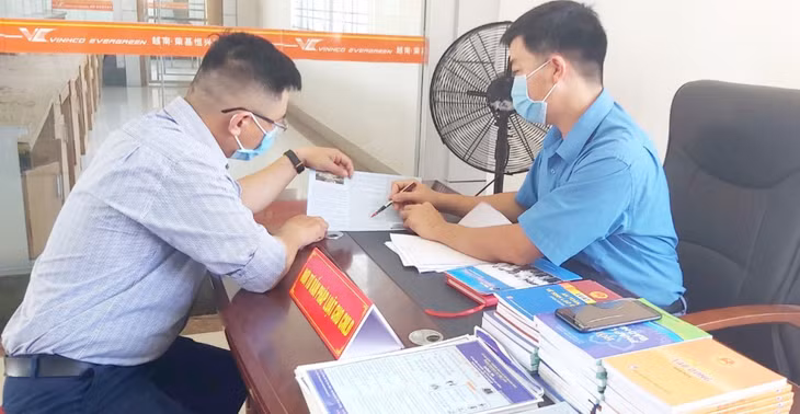 Tư vấn pháp luật cho CNLĐ tại Điểm tư vấn pháp luật cho CNLĐ ở KCN Cái Lân.