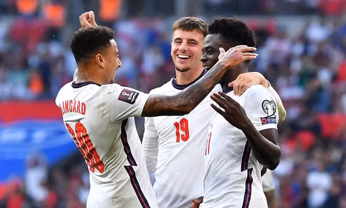 Lingard (trái) mừng bàn với Saka (phải). Ảnh: Reuters