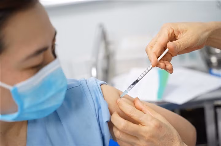 Tiêm vaccine ngừa COVID-19.