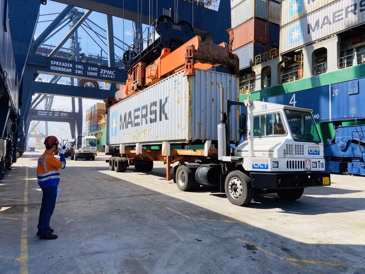 Các thiết bị bốc xếp hàng container tại CICT Cái Lân rất hiện đại.