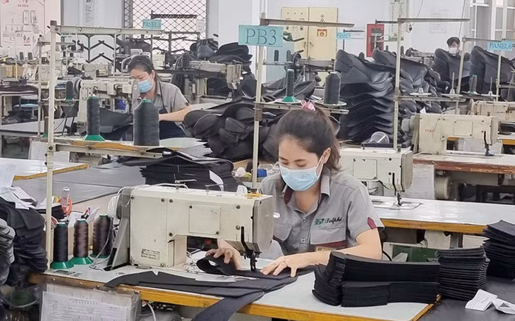 Công nhân sản xuất tại Công ty TNHH Công nghiệp Đức Bổn, Khu chế xuất Tân Thuận (TP Hồ Chí Minh).