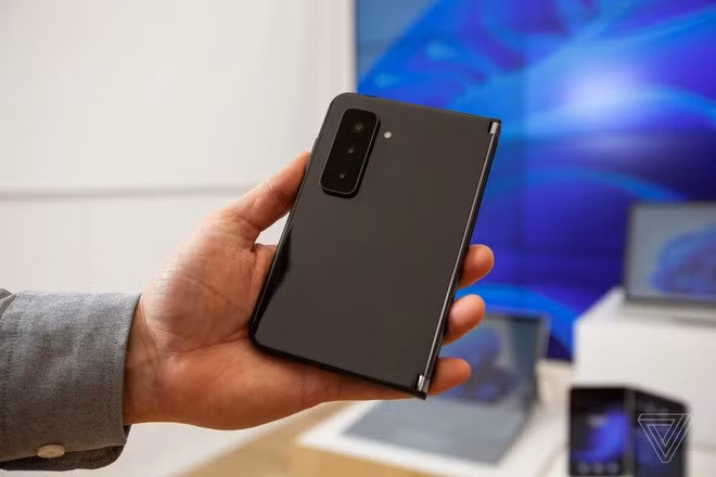 Surface Duo 2 được trang bị cụm 3 camera ở bên ngoài, thay vì chỉ có một camera đặt ở bên trong như trước đây.