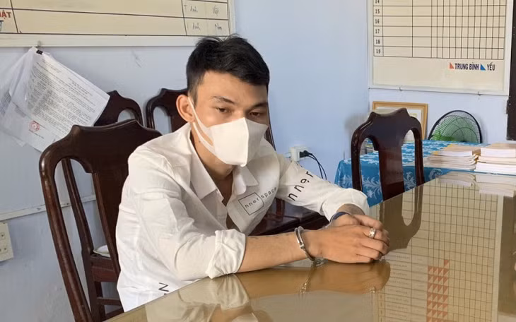 Nguyễn Hữu Phú tại cơ quan Công an huyện Phú Lộc.