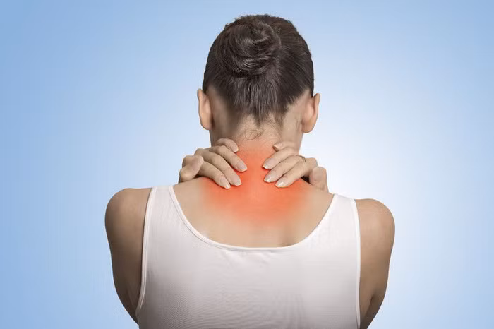 Làm việc, vận động quá sức hoặc lao động sai tư thế là một trong những nguyên nhân gây thoát vị đĩa đệm cột sống cổ - Ảnh: Internet