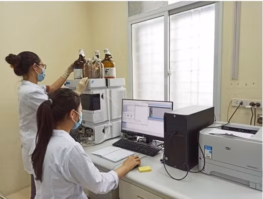 Kiểm tra độ tinh sạch của sản phẩm trên thiết bị HPLC tại Viện Hóa sinh biển