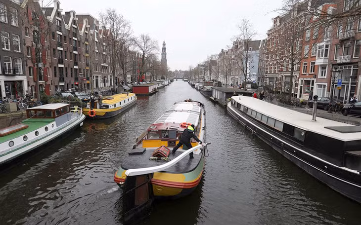 Được biết đến với những con đường dành cho xe đạp và kênh đào, Amsterdam được ca ngợi về tính bền vững và không gian xanh. Ảnh: Reuters