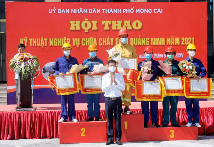 Ban Tổ chức trao giải cho các tập thể, cá nhân có thành tích xuất sắc.
