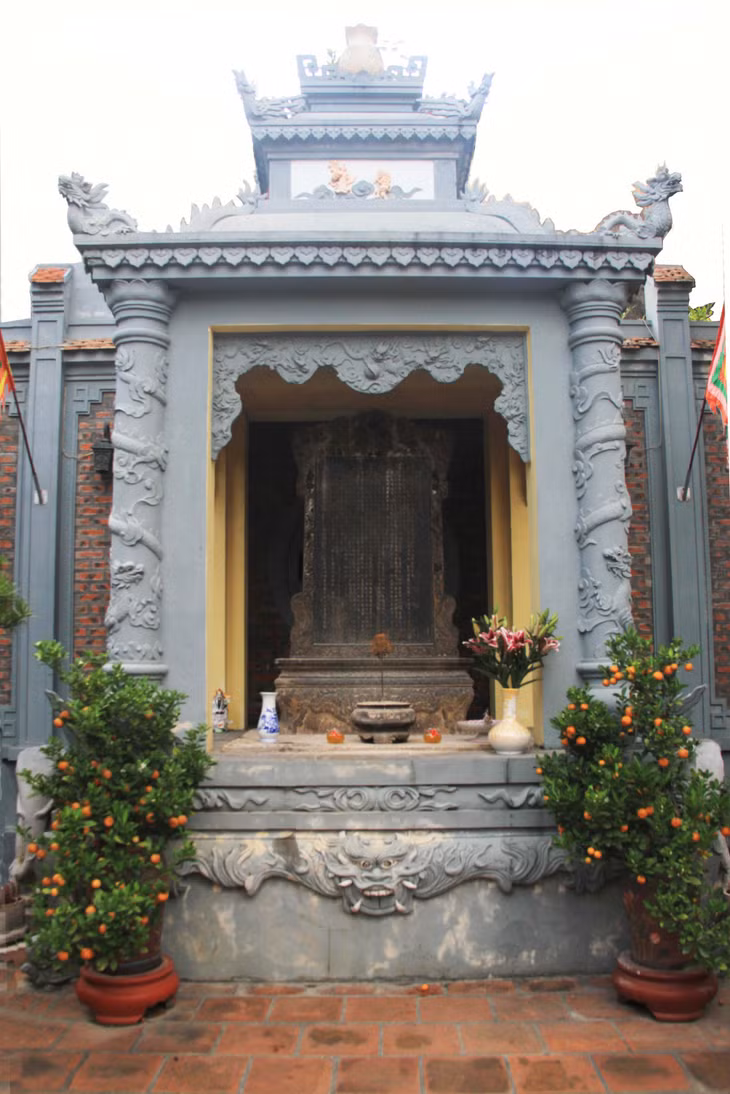 Bia đá ghi thần tích Nữ tướng Lê Chân tại nghè Lê Chân, quận Lê Chân, Hải Phòng.