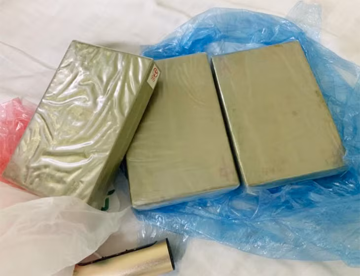 Ba bánh heroin có khối lượng 982,76g.