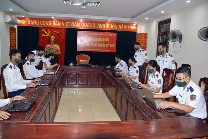 Cán bộ, chiến sĩ Bộ Tư lệnh Vùng Cảnh sát biển 1 tích cực tham gia cuộc thi tìm hiểu Luật Cảnh sát biển Việt Nam thông qua các thiết bị đa phương tiện.