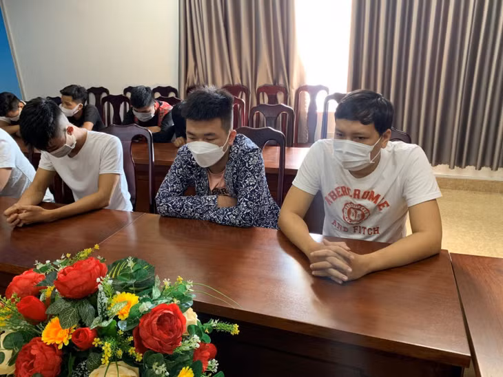 Đối tượng Hoàng Ngọc Phú (bên phải ngoài cùng) tại cơ quan Công an.