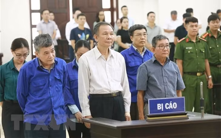 Lê Bạch Hồng (nguyên Thứ trưởng Lao động-Thương binh và Xã hội, nguyên Tổng Giám đốc BHXH Việt Nam) và đồng phạm tại tòa án năm 2019. (Ảnh: TTXVN)