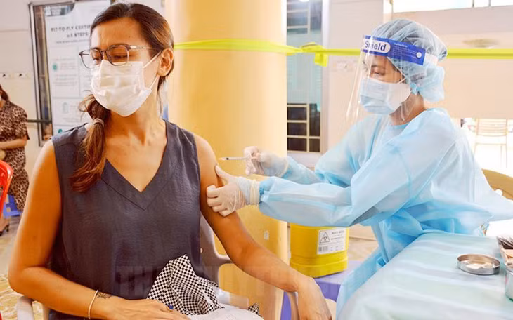 Chị Laura, công dân Tây Ban Nha tiêm vaccine ngừa Covid-19 sáng 10/8 tại phường Thảo Điền (Ảnh: hcmcpv.org.vn)