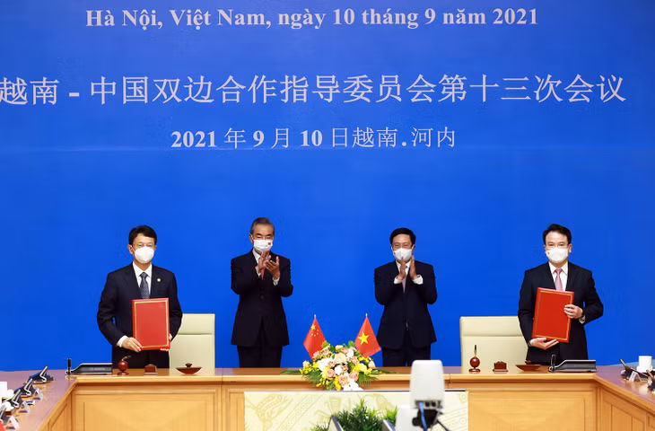 Phó Thủ tướng Thường trực Phạm Bình Minh và Ủy viên Quốc vụ, Bộ trưởng Ngoại giao Trung Quốc Vương Nghị chứng kiến lễ ký kết các văn kiện hợp tác. Ảnh: VGP/Hải Minh Phó Thủ tướng Thường trực Phạm Bình Minh và Ủy viên Quốc vụ, Bộ trưởng Ngoại giao Trung Quốc Vương Nghị chứng kiến lễ ký kết các văn kiện hợp tác. Ảnh: VGP/Hải Minh