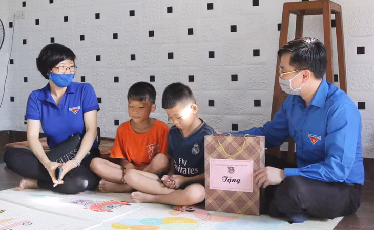 Lãnh đạo Tỉnh Đoàn thăm, tặng quà Tết Trung thu cho trẻ em có hoàn cảnh khó khăn tại TP Cẩm Phả.