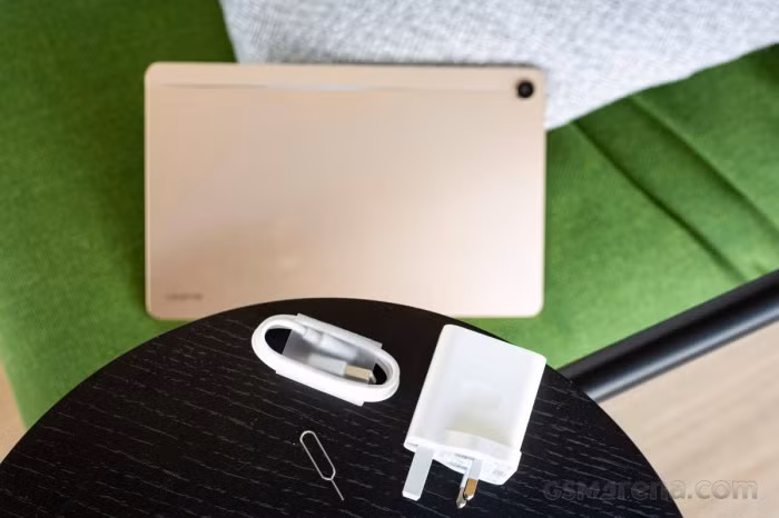 Realme Pad được đặt trong hộp đựng đơn giản nhất có thể. Ở bên trong người dùng sẽ chỉ có củ và cáp sạc và que chọc sim.