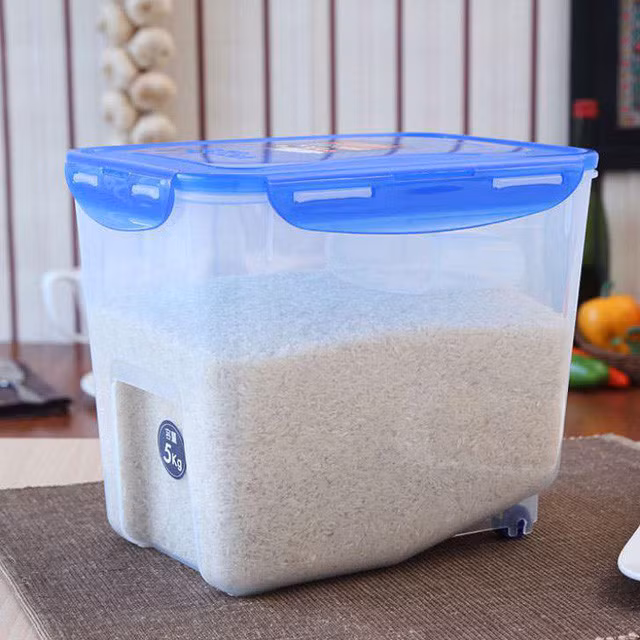 Đựng gạo trong xô, hộp có nắp đậy để đảm bảo dinh dưỡng.