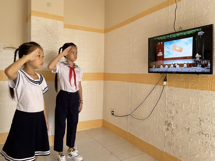 Học sinh Trường Trung học sơ sở Cao Văn Ngọc, huyện Côn Đảo dự Lễ khai giảng năm học 2021-2022 trực tiếp trên truyền hình. Ảnh: Báo Bà Rịa-Vũng Tàu