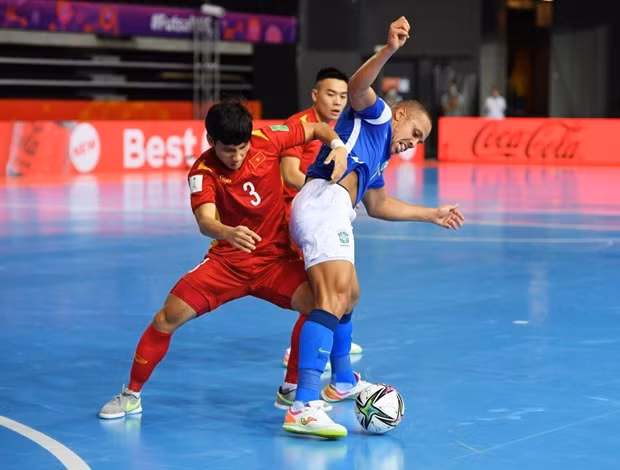 Tuyen futsal Viet Nam thua ung vien vo dich Brazil o Futsal World Cup hinh anh 2