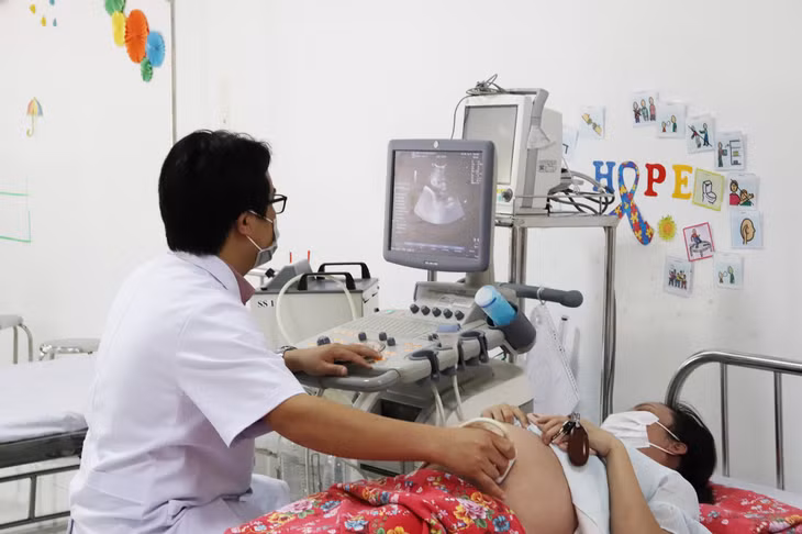 Bệnh viện Sản Nhi Quảng Ninh siêu âm miễn phí cho phụ nữ có thai trước khi tiêm để đảm bảo an toàn.