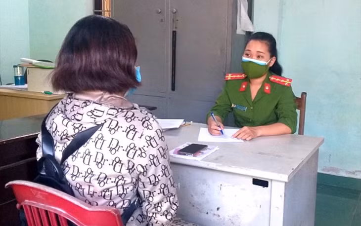 Công an phường Vĩnh Điện làm việc với chị Đ.T.P. (Ảnh: Công an Điện Bàn)