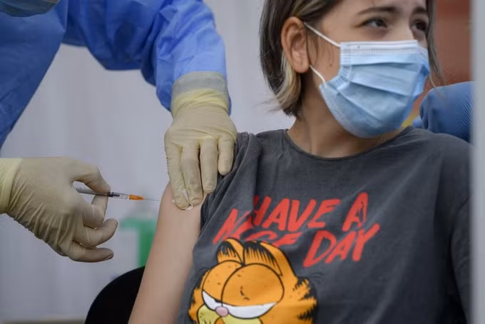 Một bé gái 12 tuổi được tiêm vaccine Covid-19 tại Bucharest, Romania, ngày 2/6. Ảnh: AP
