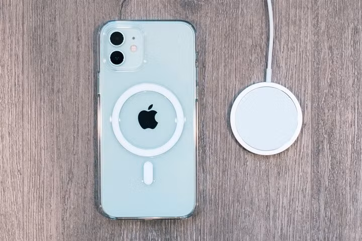 Nam châm MagSafe mạnh hơn: Xuất hiện lần đầu trên iPhone 12, MagSafe cho phép kết nối điện thoại với ốp lưng, sạc hoặc chân đế. Tuy nhiên, lực hút của nam châm MagSafe trên iPhone 12 bị đánh giá khá yếu. Do đó, Apple có thể cải thiện nam châm MagSafe trên iPhone 13 để tăng độ chắc chắn khi gắn phụ kiện. Theo MacRumors, cải thiện MagSafe là bước đi cần thiết để Táo khuyết loại bỏ hoàn toàn cổng kết nối trên iPhone tương lai. (Ảnh: Iicf)