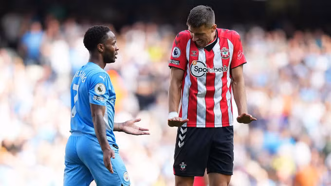 Sterling tiếc nuối, trong khi cầu thủ Southampton vui mừng vì VAR không công nhận bàn thắng của Man City ở phút bù giờ thứ nhất hiệp hai trận cầu tại Etihad hôm 18/9. Ảnh: premierleague.com