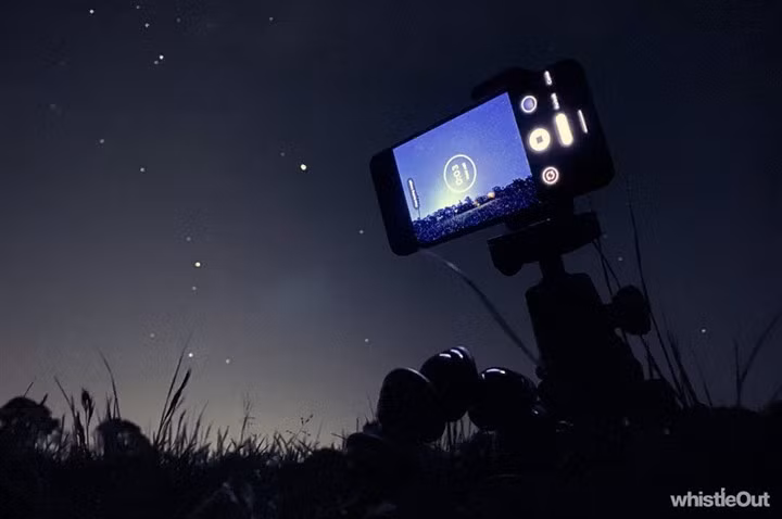 Chế độ chụp ảnh thiên văn: Dòng iPhone 13 được cho sẽ tiếp tục có camera tốt hơn, một trong những bổ sung có thể xuất hiện là chế độ chụp thiên văn giống smartphone Pixel hay Huawei. Tin đồn cho biết khi phát hiện ống kính hướng lên trời, thiết bị sẽ tự chỉnh độ phơi sáng và thông số để ghi lại chi tiết các ngôi sao trên bầu trời đêm. Ngoài ra, iPhone 13 có thể bổ sung chế độ chân dung khi quay phim và định dạng video chất lượng cao ProRes. (Ảnh: WhistleOut)