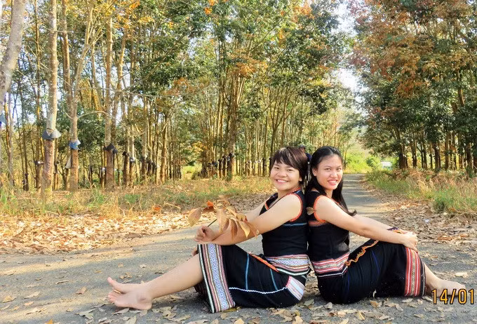 Chúng tôi mặc trang phục của người dân bản địa chụp ảnh trong rừng cao su. Ảnh: Hằng Võ