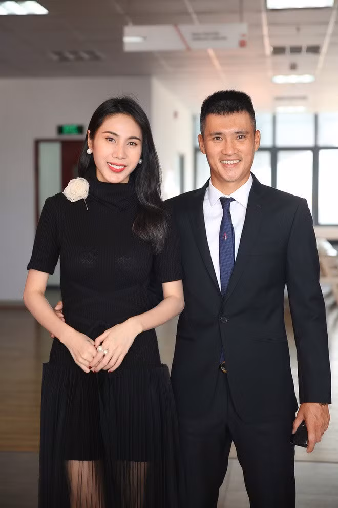 Hai vợ chồng nữ ca sĩ khẳng định sẽ livestream trực tiếp tại ngân hàng. Ảnh: NSCC.