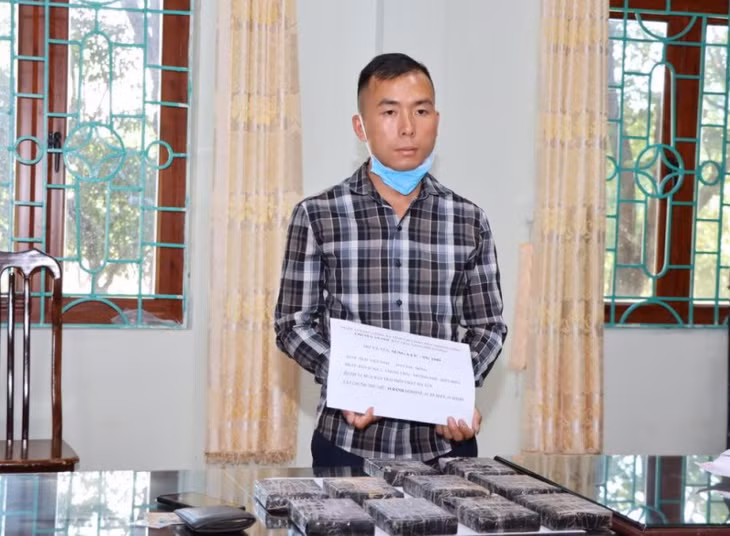 Sùng A Cừ và tang vật.