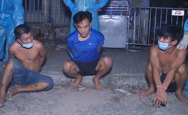 Nhiều người hành hung cảnh sát trực chốt ảnh 1 Nhieu nguoi hanh hung canh sat truc chot anh 1