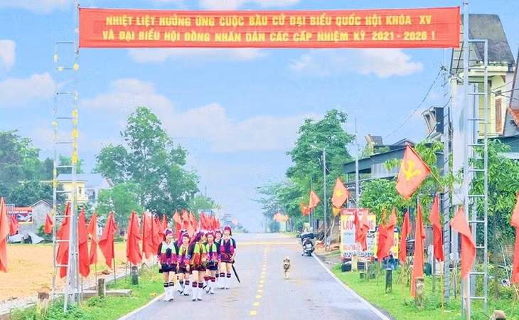 Cử tri huyện Hải Hà nô nức đi bỏ lá phiếu để bầu những người đủ đức, đủ tài lãnh đạo đất nước.