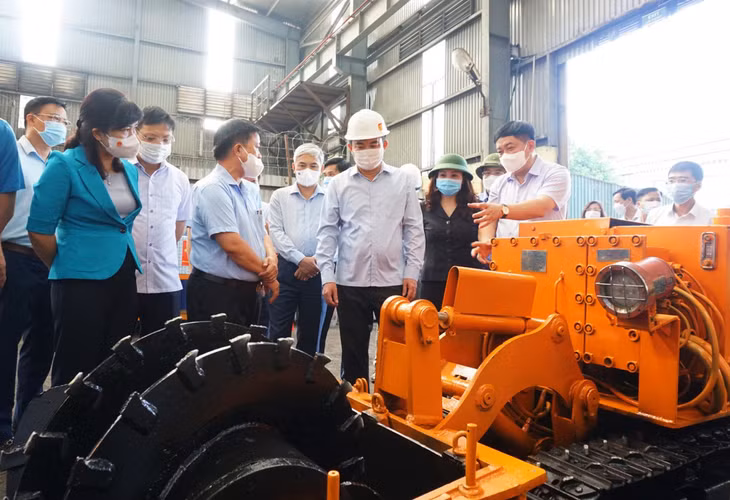 Phó Bí thư Thường trực Tỉnh ủy Ngô Hoàng Ngân kiểm tra hoạt động sản xuất tại Công ty Than Nam Mẫu, ngày 3/9/2021.