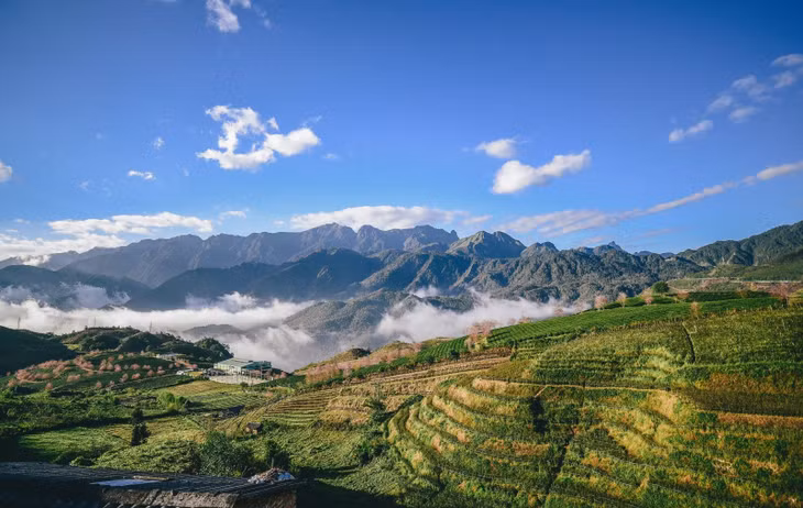 Núi non hùng vĩ nhìn từ đỉnh đèo Ô Quy Hồ. (Ảnh: phuongnam.reatimes)