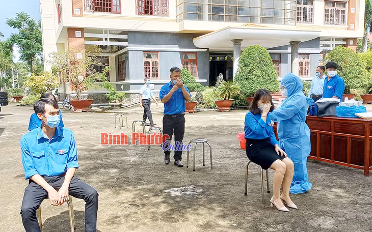 Cán bộ, người lao động công ty thực hiện xét nghiệm PCR vào mỗi sáng thứ 2 hằng tuần để tầm soát, sàng lọc Covid-19