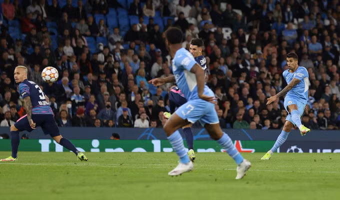 Cancelo nã đại bác nâng tỷ số lên 5-3 cho Man City. Ảnh: Reuters