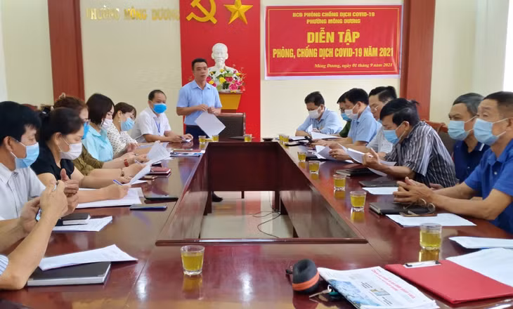 BCĐ phòng, chống dịch Covid-19 phường Mông Dương họp rút kinh nghiệm sau diễn tập.