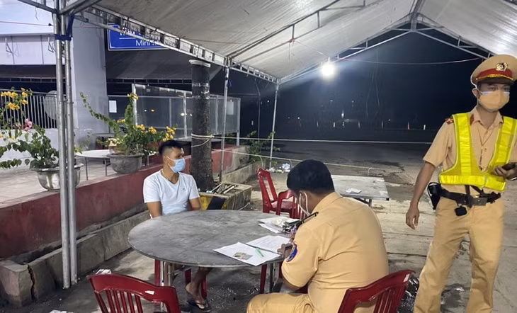 Sốc: 15 người có cả trẻ em trong thùng xe đông lạnh 'thông chốt' - ảnh 4
