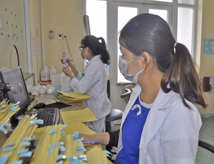 Cán bộ, nhân viên chuẩn bị methadone phát cho bệnh nhân uống ngay tại Cơ sở điều trị Methadone TP Hạ Long.