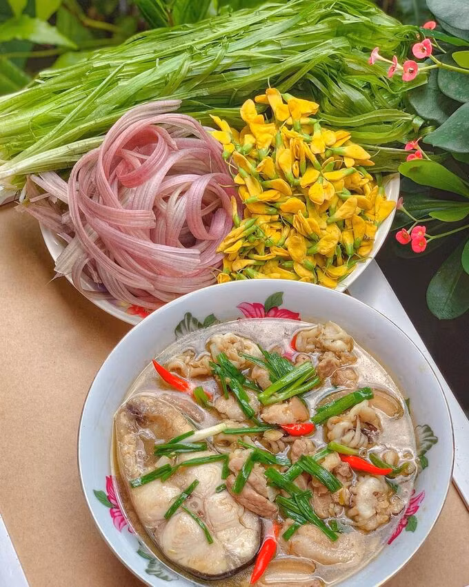 Cọng hẹ nước xanh mởn, sạch bóng xếp cùng bông điên điển, bông súng chấm mắm kho. Ảnh: @trangpinkyy/Instagram