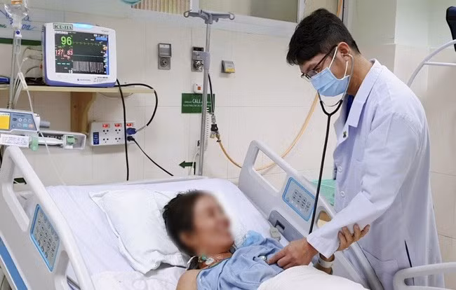 Bác sỹ Bệnh viện Hoàn Mỹ Cửu Long tại Cần Thơ thăm khám cho bệnh nhân (Ảnh: TTXVN)