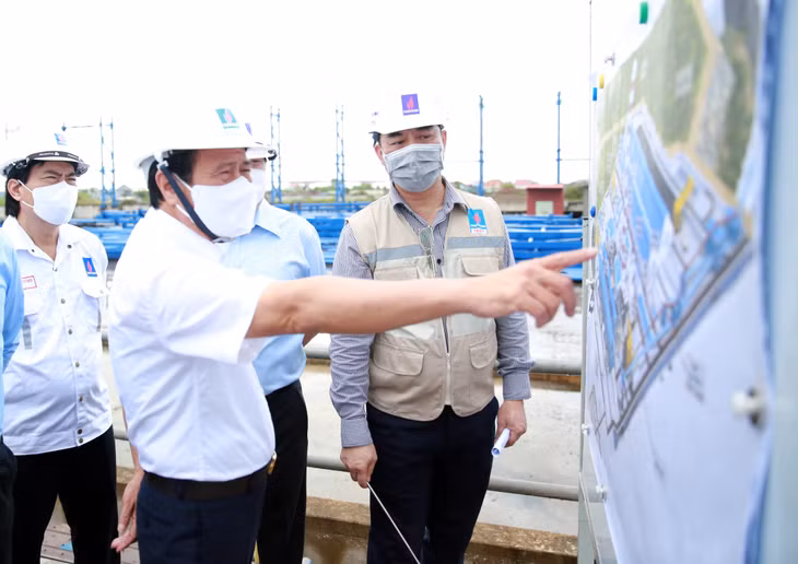 Phó Thủ tướng kiểm tra việc thi công các hạng mục của Nhà máy - Ảnh VGP/Đức Tuân