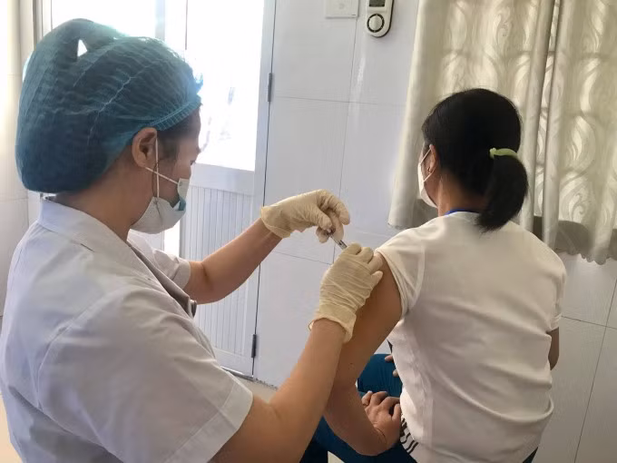 Một tình nguyện viên tại Bắc Ninh tiêm thử nghiệm vaccine ARCT-154, ngày 29/9. Ảnh: Thảo Nguyễn