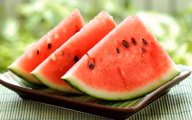 Người có chức năng tiêu hóa kém, mắc bệnh dạ dày... không nên ăn dưa hấu.