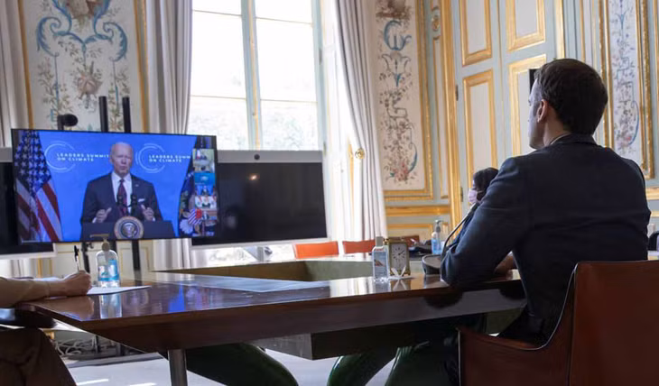 Tổng thống Pháp Emmanuel Macron trong cuộc hội đàm trực tuyến với Tổng thống Mỹ Joe Biden ngày 22/9. (Ảnh: Reuters)