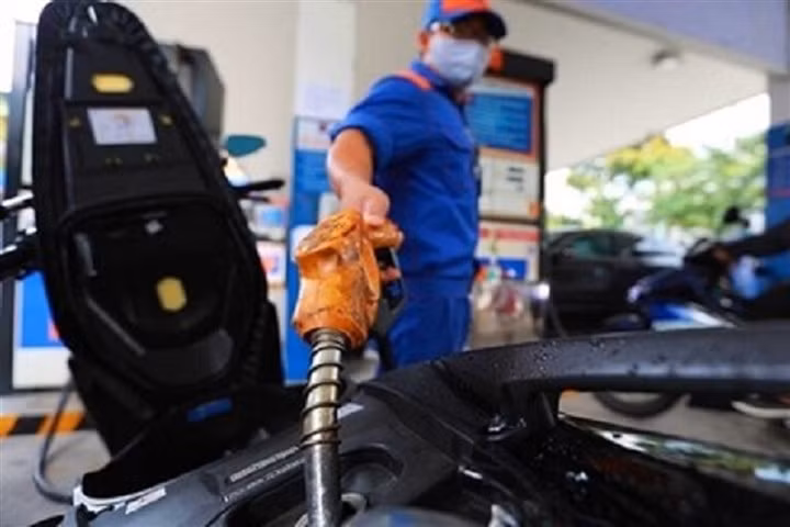 Giá xăng tăng từ chiều nay 25/9. (Ảnh minh họa).