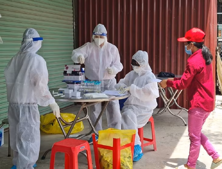 Nhân viên Y tế tỉnh Đồng Nai tiến hành test nhanh sàng lọc cho người dân trong khu phong tỏa phường Trảng Dài. Ảnh: VH.